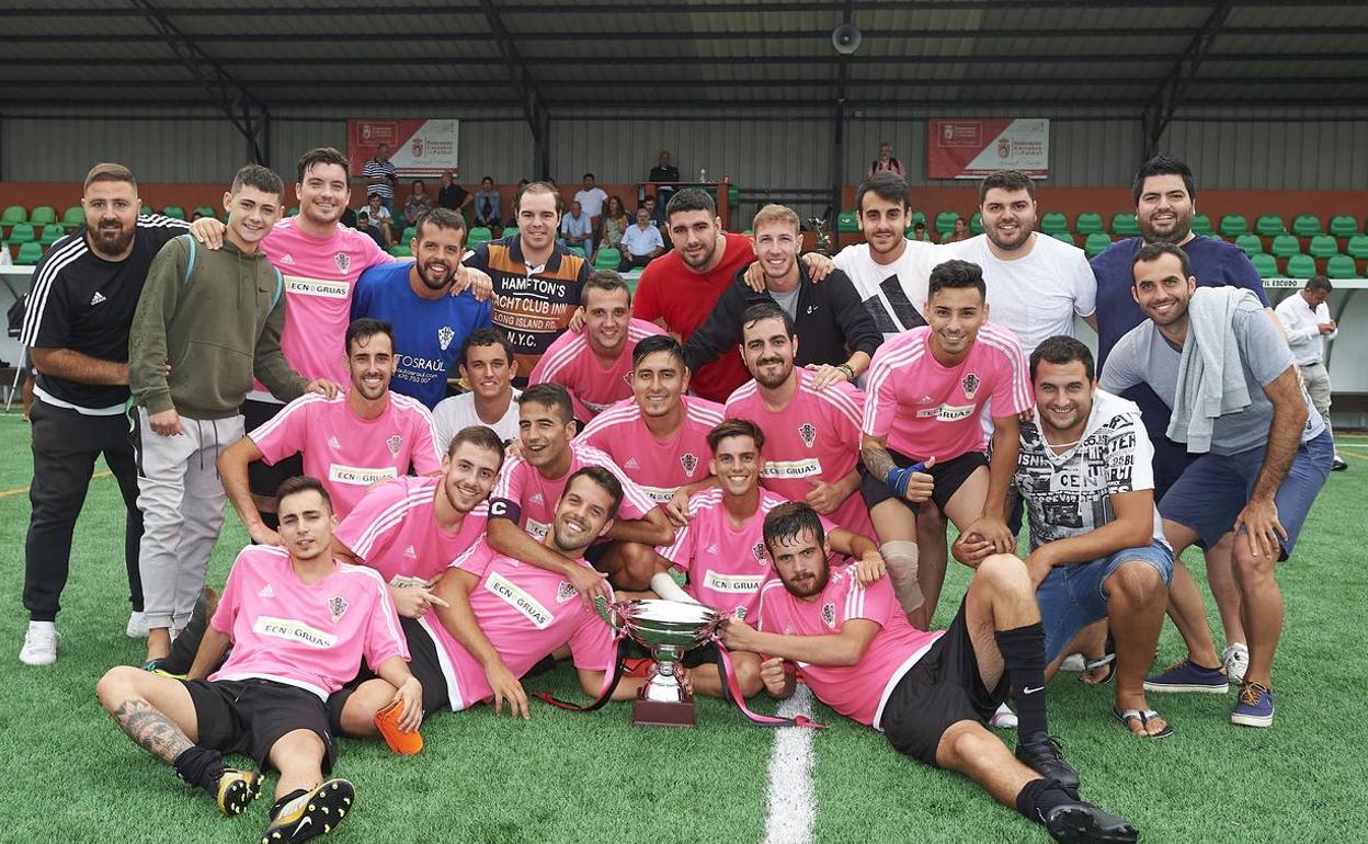 Los jugadores del Rayo Santa Cruz celebran el título.