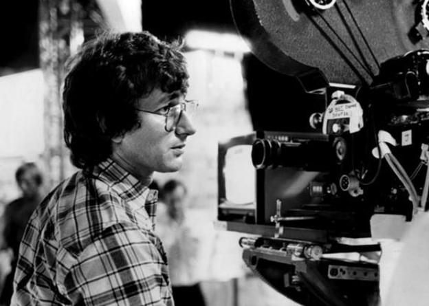 Un jovencísimo Steven Spielberg, en su puesto de dirección.