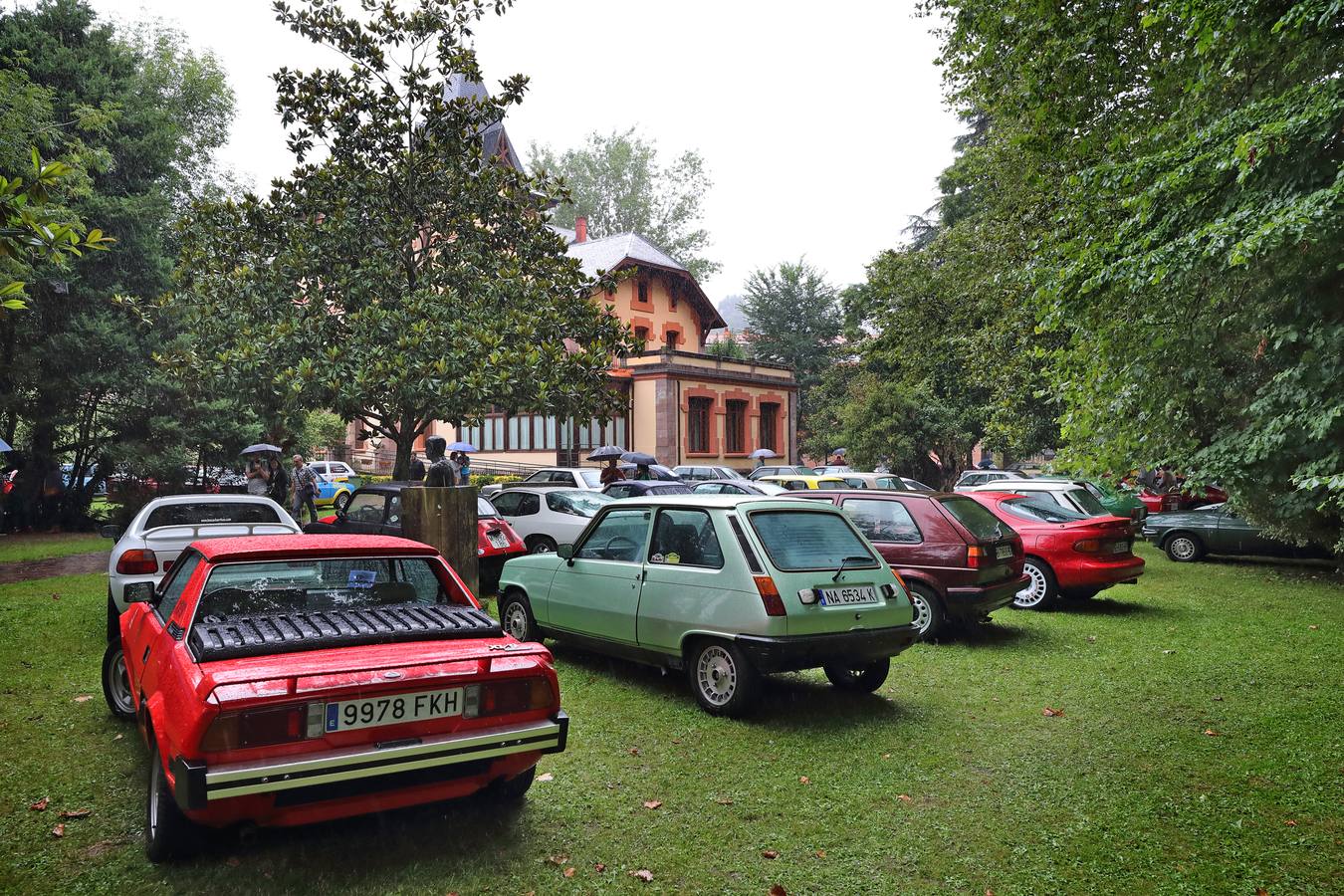 Más de un centenar de vehículos se congrega en la tercera concentración de estos coches que organiza el Club Villa de Cabezón