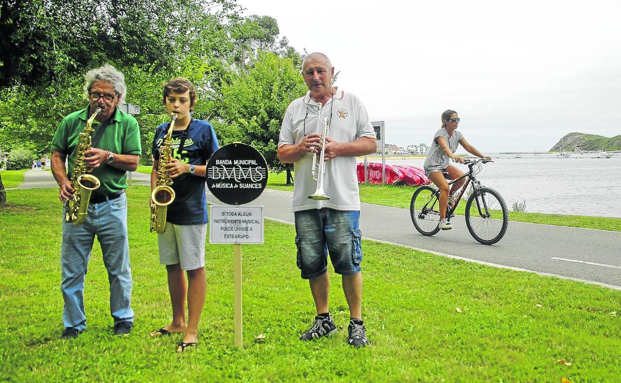 Falagán, Diego y Víctor ponen cada viernes la banda sonora al carril bici en Suances.