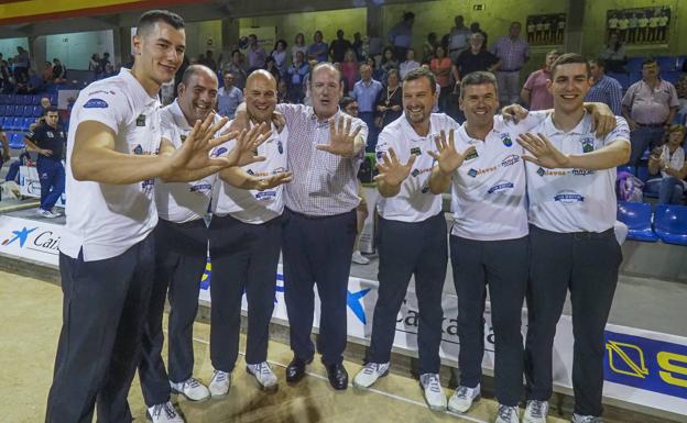 La plantilla de Peñacastillo y el presidente de la entidad, Nel González, festeja el título de la Copa FEB, el quinto de la temporada. 