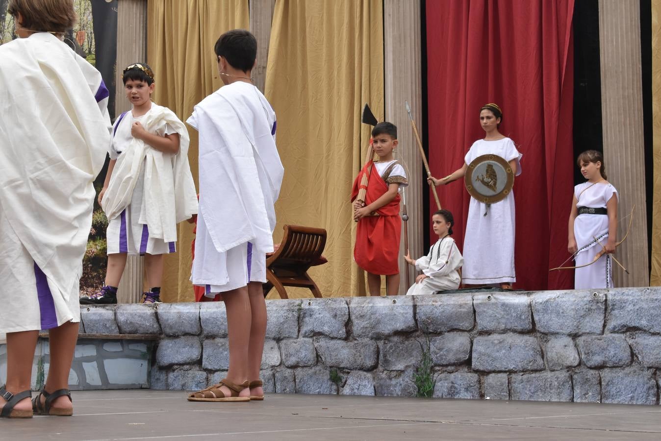 Senadores y jefes de tribus, pitonisas y sacerdotisas, diosas y caudillos de las Guerras Cántabras tomaron el protagonismo ayer domingo en Los Corrales de Buelna, en una versión reducida en edad pero con la misma calidad que todas las representaciones que se viven desde el pasado viernes en la Fiesta de Interés Turístico Internacional que recrea la conquista de Cantabria a manos del Imperio romano