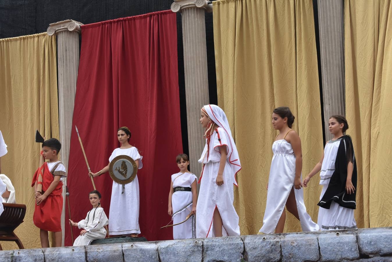 Senadores y jefes de tribus, pitonisas y sacerdotisas, diosas y caudillos de las Guerras Cántabras tomaron el protagonismo ayer domingo en Los Corrales de Buelna, en una versión reducida en edad pero con la misma calidad que todas las representaciones que se viven desde el pasado viernes en la Fiesta de Interés Turístico Internacional que recrea la conquista de Cantabria a manos del Imperio romano