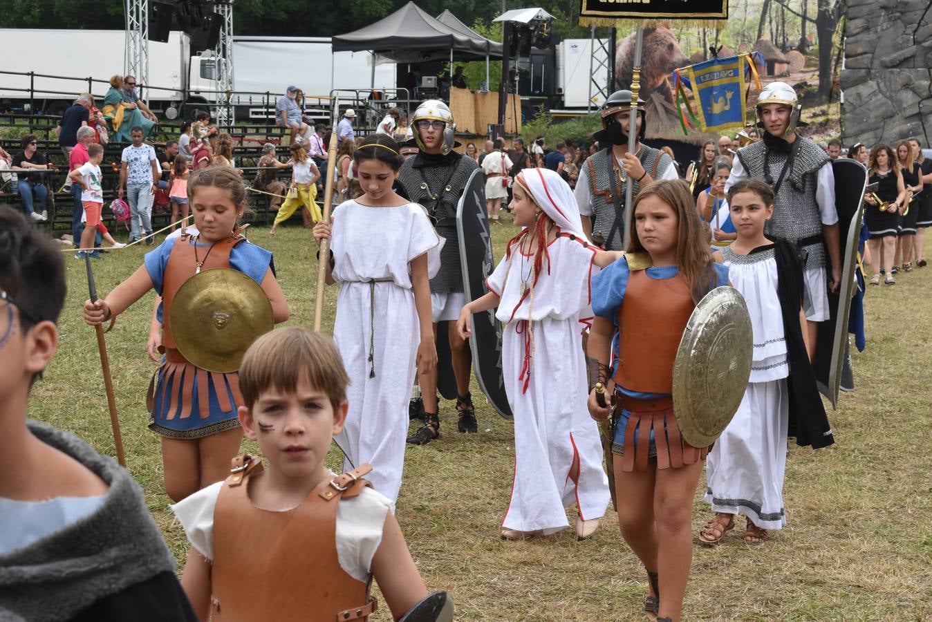 Senadores y jefes de tribus, pitonisas y sacerdotisas, diosas y caudillos de las Guerras Cántabras tomaron el protagonismo ayer domingo en Los Corrales de Buelna, en una versión reducida en edad pero con la misma calidad que todas las representaciones que se viven desde el pasado viernes en la Fiesta de Interés Turístico Internacional que recrea la conquista de Cantabria a manos del Imperio romano