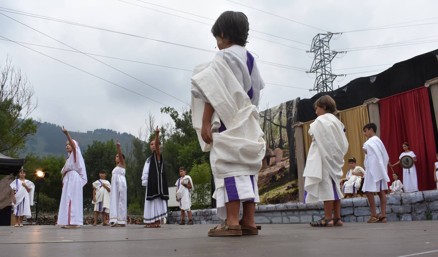 Senadores y jefes de tribus, pitonisas y sacerdotisas, diosas y caudillos de las Guerras Cántabras tomaron el protagonismo ayer domingo en Los Corrales de Buelna, en una versión reducida en edad pero con la misma calidad que todas las representaciones que se viven desde el pasado viernes en la Fiesta de Interés Turístico Internacional que recrea la conquista de Cantabria a manos del Imperio romano