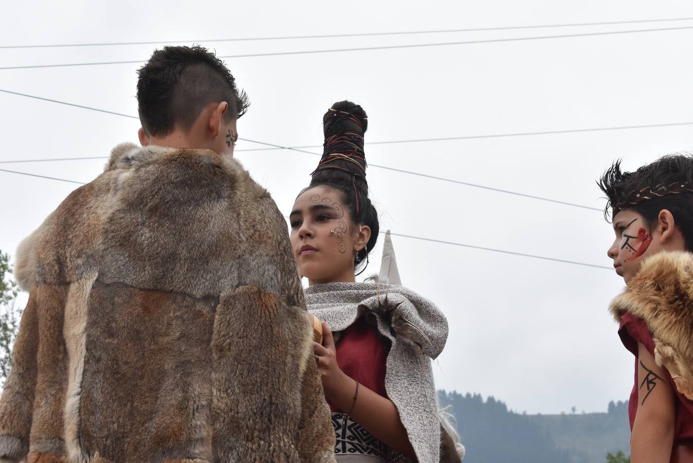 Senadores y jefes de tribus, pitonisas y sacerdotisas, diosas y caudillos de las Guerras Cántabras tomaron el protagonismo ayer domingo en Los Corrales de Buelna, en una versión reducida en edad pero con la misma calidad que todas las representaciones que se viven desde el pasado viernes en la Fiesta de Interés Turístico Internacional que recrea la conquista de Cantabria a manos del Imperio romano