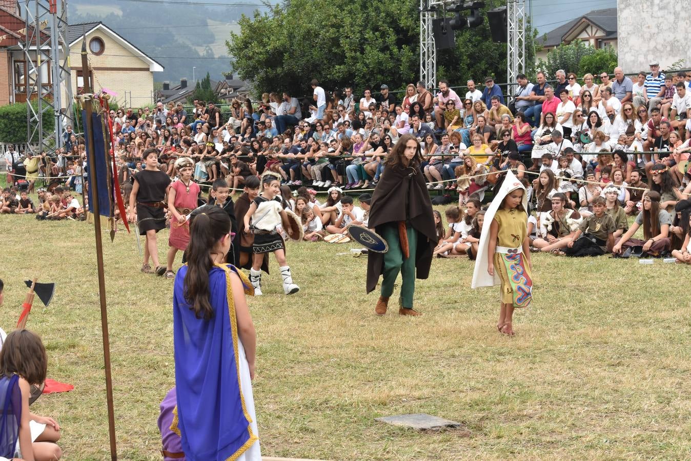 Senadores y jefes de tribus, pitonisas y sacerdotisas, diosas y caudillos de las Guerras Cántabras tomaron el protagonismo ayer domingo en Los Corrales de Buelna, en una versión reducida en edad pero con la misma calidad que todas las representaciones que se viven desde el pasado viernes en la Fiesta de Interés Turístico Internacional que recrea la conquista de Cantabria a manos del Imperio romano