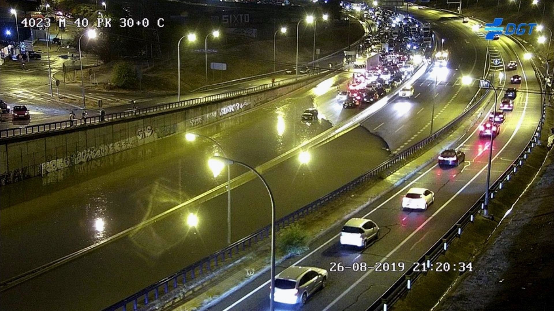 Captura de un video de las cámaras de la DGT, de una vista de la M-40 que a partir de las 20.35 horas, se ha cortado, a la altura del barrio de La Fortuna en Leganés.