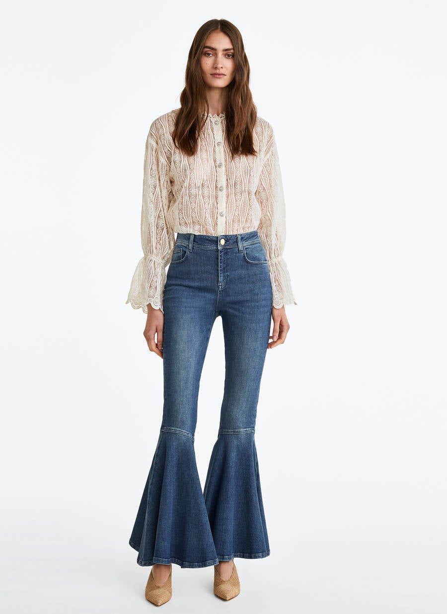 14. El bajo de estos pantalones vaqueros, acampanado, es pura fantasía. Son de Uterque y tienen un precio de 69,00 euros. 
