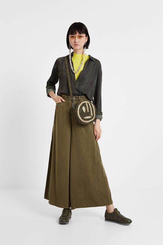 15. Estos pantalones estilo 'palazzo' en color caqui y con detalles étnicos llevan la campana a su máxima expresión. Son de Desigual y cuestan 99,95 euros. 