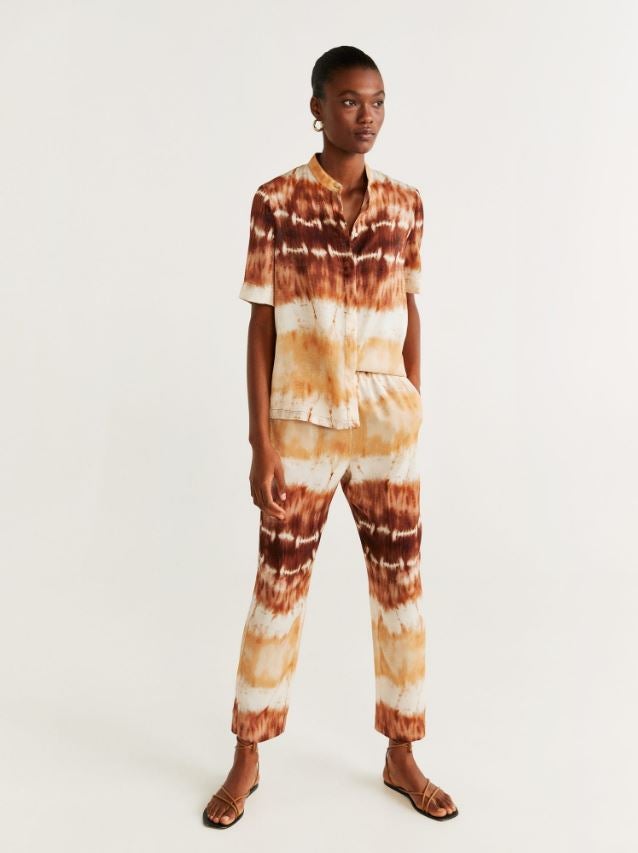 27. En otoño tampoco nos olvidamos del estampado estrella de este verano: el tie-dye. En el caso de estos pantalones fluidos de Mango (29,99) este tintado mezcla colores tierra con un blanco impecable.