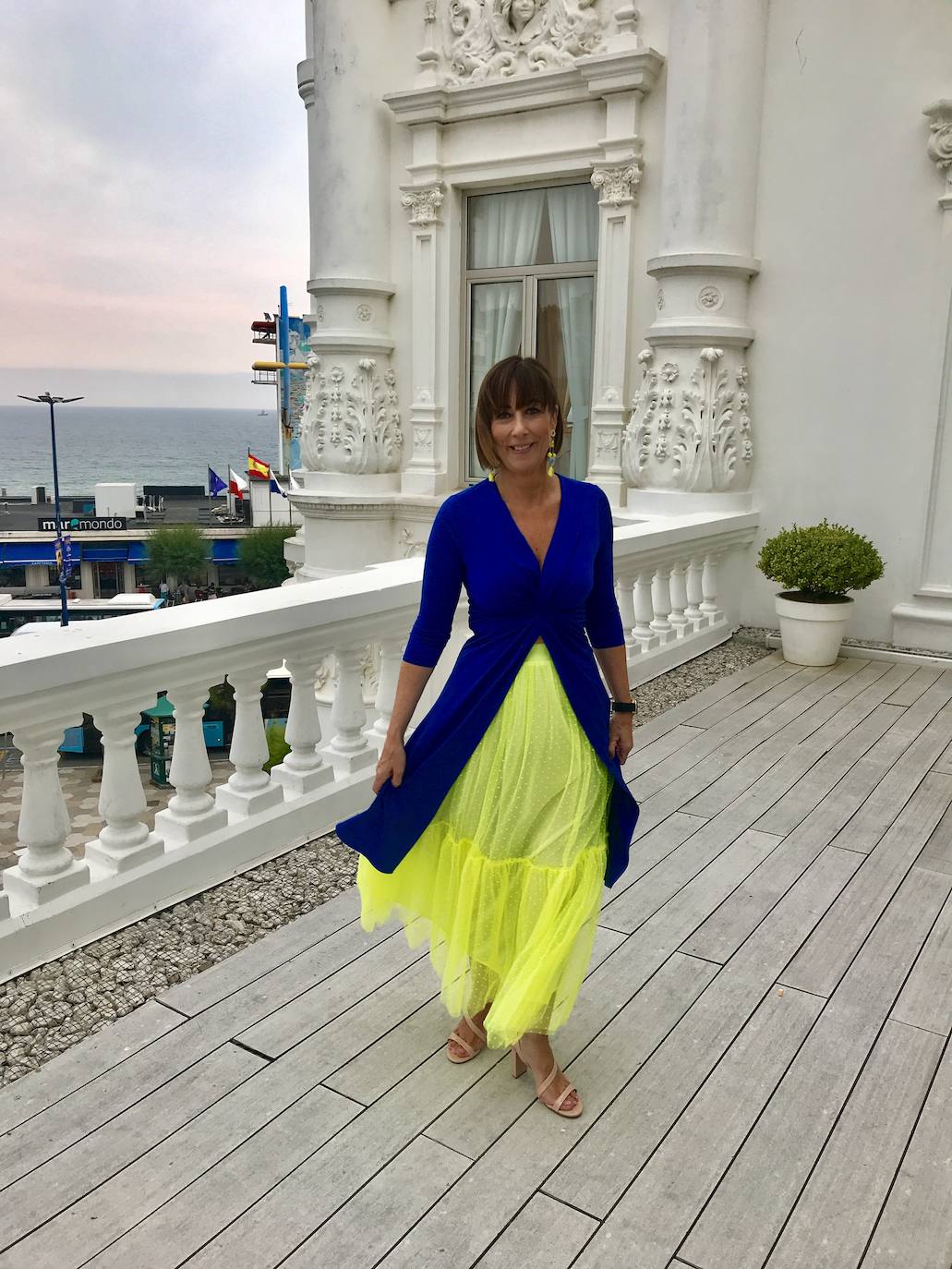 Estilismo con una preciosa falda de tul de plumetti en un tono amarillo vibrante. Combinada con una túnica en azulón haciendo contraste.