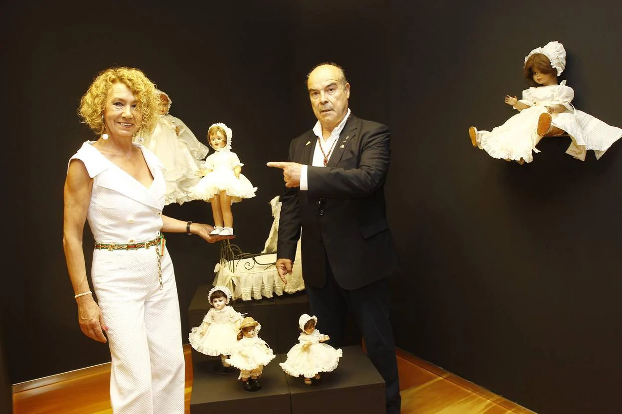 Rafaela González recibió la visita en la exposición del actor torrelaveguense Antonio Resines. 