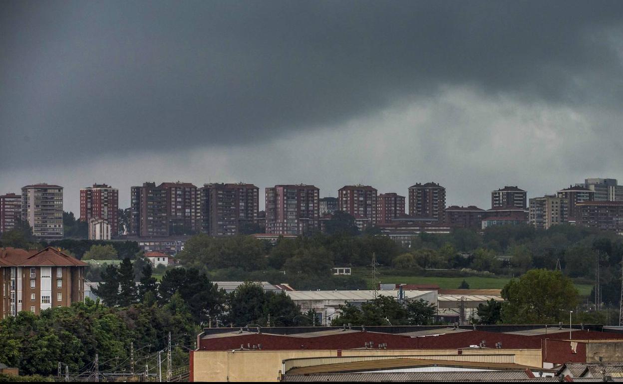 Vista panorámica de Santander durante la tormenta de ayer