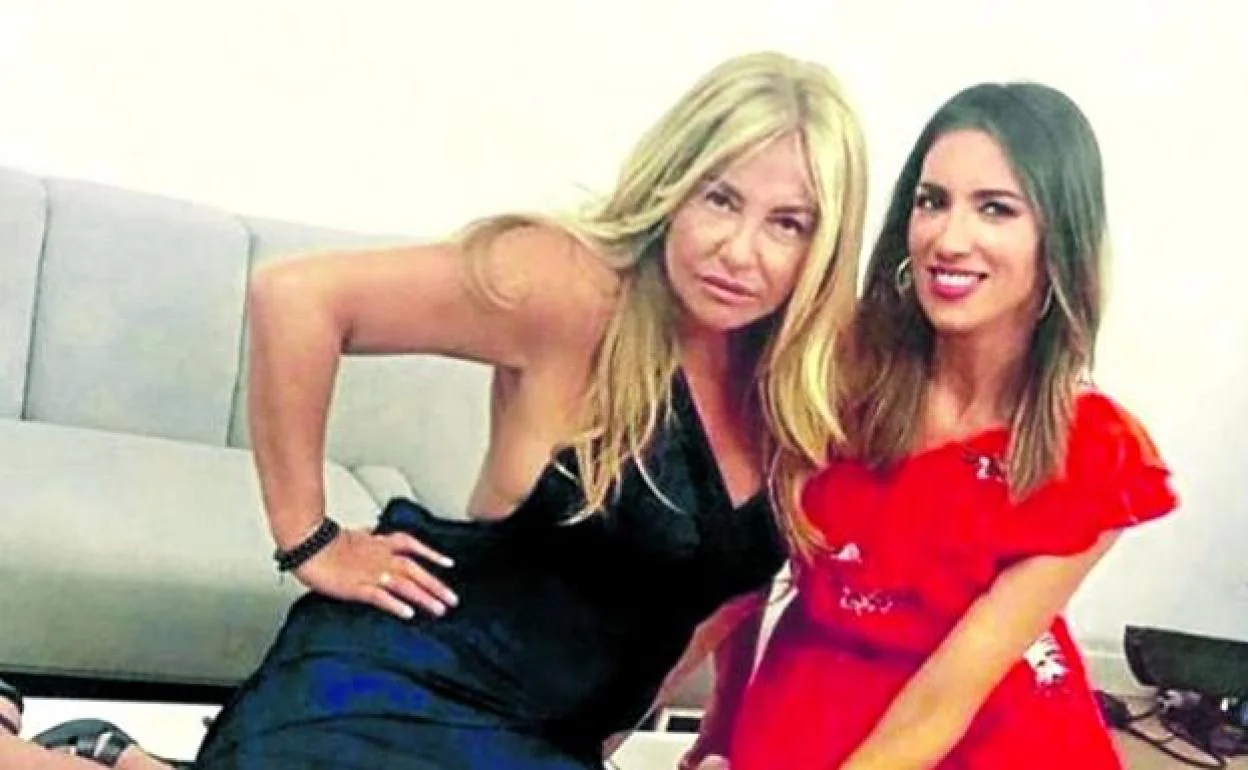 Cristina Tárrega posa en plan sexy con su compañera Patricia Pardo, en la imagen que ha dado tanto juego en las redes sociales / 