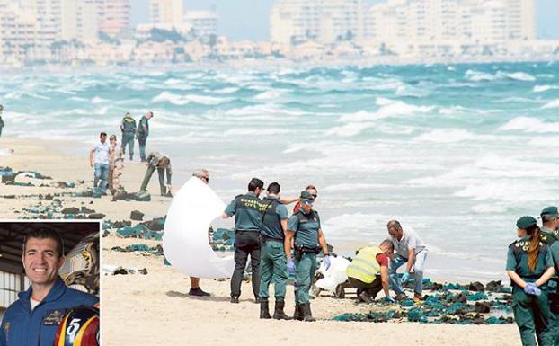 Miembros del Ejército del Aire, de la Armada y de la Guardia Civil retiran los restos del piloto fallecido y del avión accidentado, ayer en La Manga. A la izquierda: Francisco Marín, el piloto fallecido.