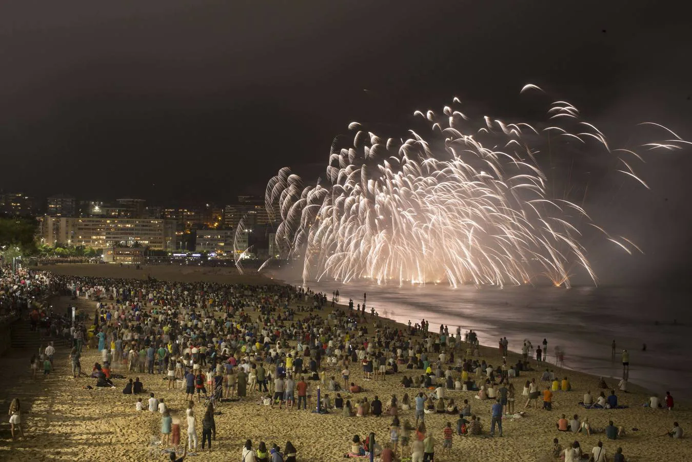 Imagen de archivo de la noche del 24 de julio, con los fuegos artificiales de Santiago en la Segunda playa de El Sardinero