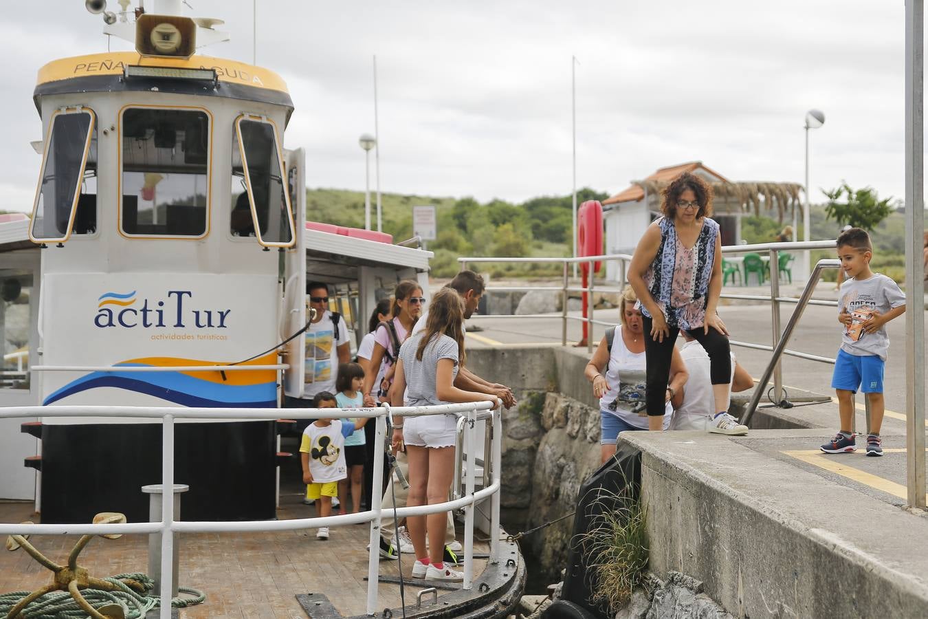 Los vecinos de Miengo y Suances pueden cruzar en verano la ría que los separa en 5 minutos