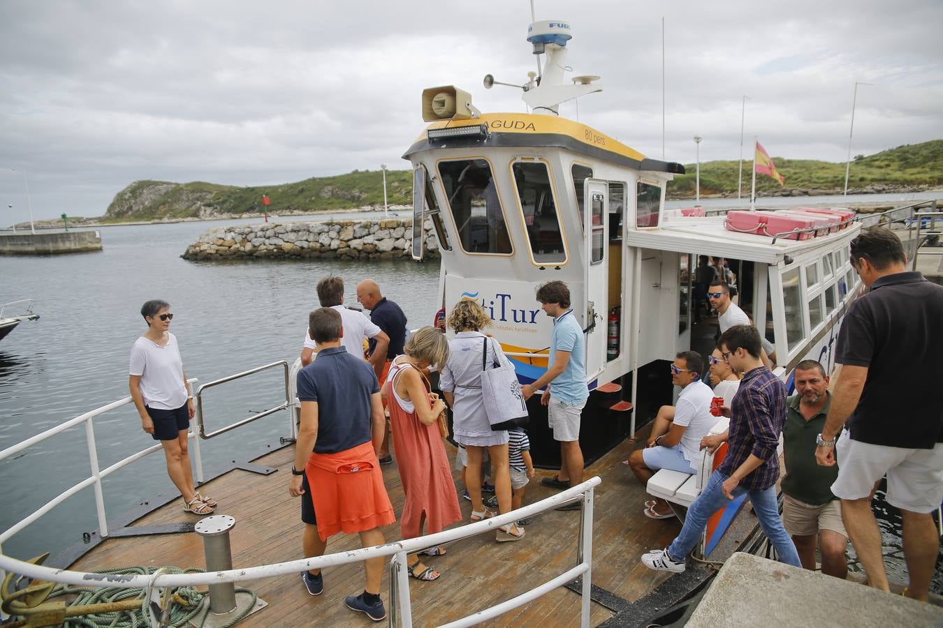 Los vecinos de Miengo y Suances pueden cruzar en verano la ría que los separa en 5 minutos
