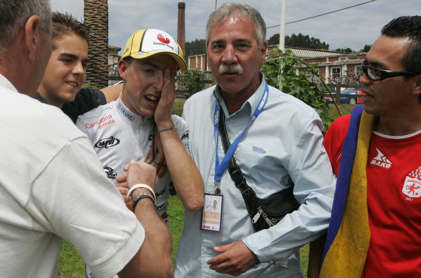 Imagen de Circuito Montañés de 2008 cuando Ángel Madrazo superó en un ajustadísimo sprint a Obst, en la pista Oscar Freire.