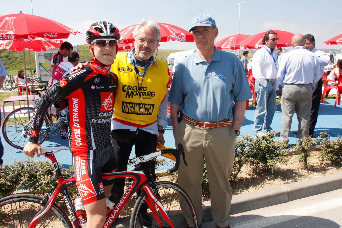 Imagen de Circuito Montañes Internacional de Ciclismo de 2009, concretamente de la tercera etapa entre Miengo y El Astillero. En la foto, Madrazo junto a José Emilio Pelayo y Mariano Linares