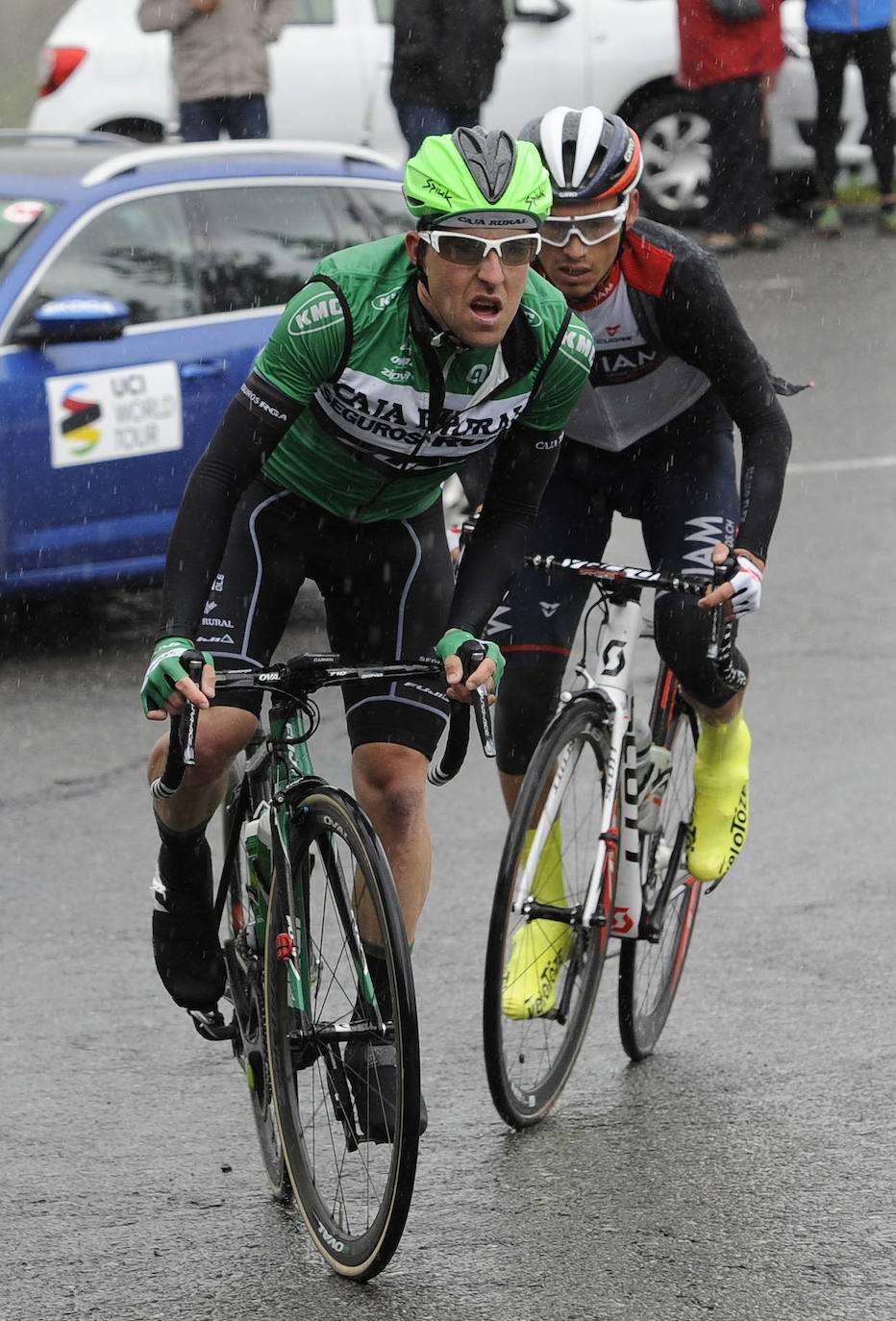 Ángel Madrazo (izquierda) y Denifl Stefan, en la Vuelta al País Vasco en 2016.