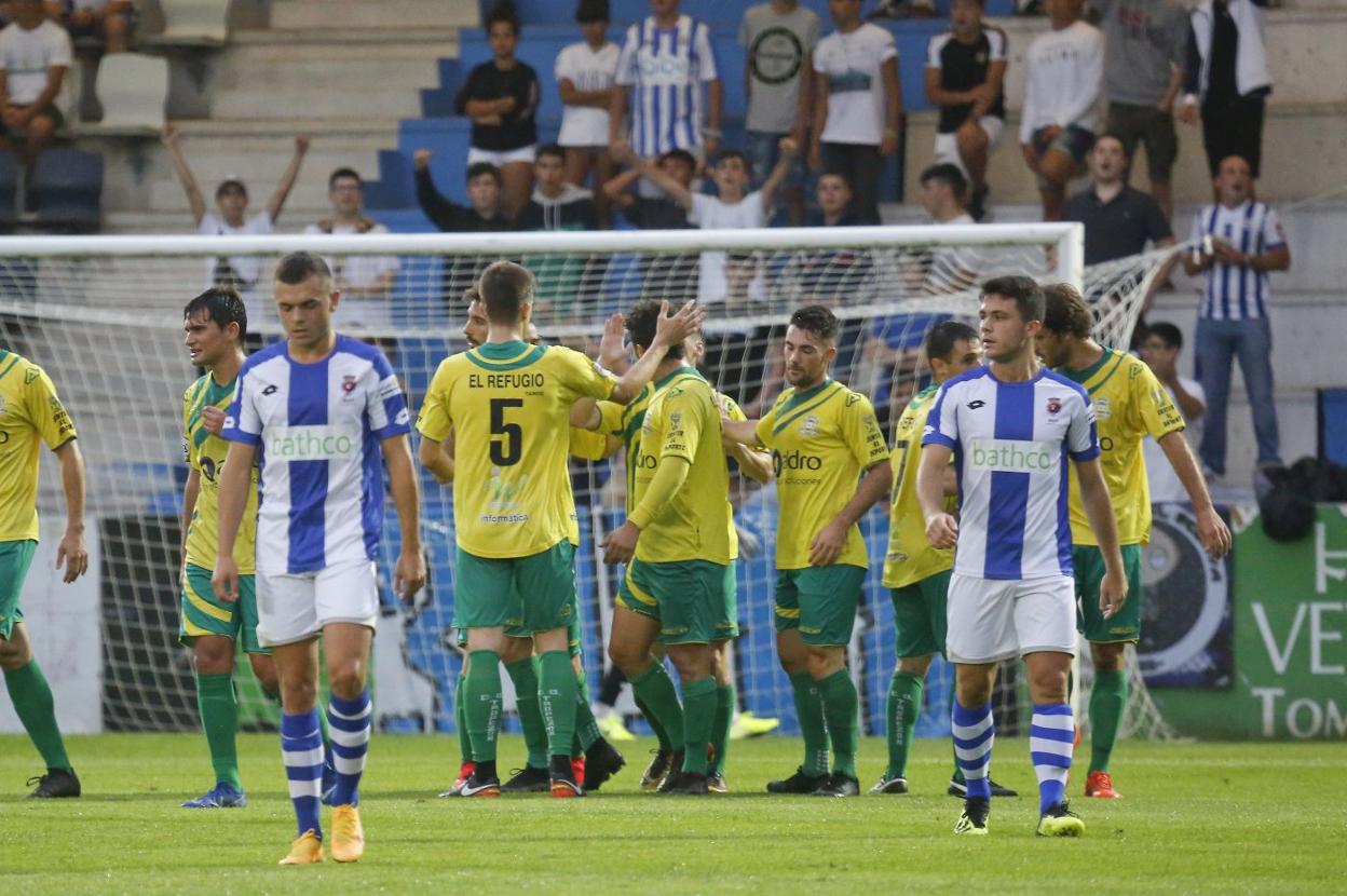 El Tropezón celebra un gol en la portería que ocupa Orgasmos del Besaya