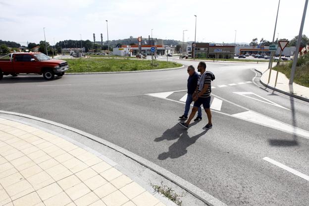 La glorieta de Ganzo, con la nueva zona comercial y la fábrica de Sniace al fondo