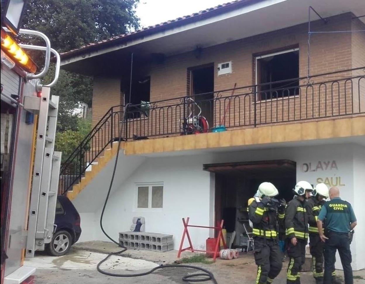 Los bomberos del 112 extinguen el incendio de una vivienda en Alceda
