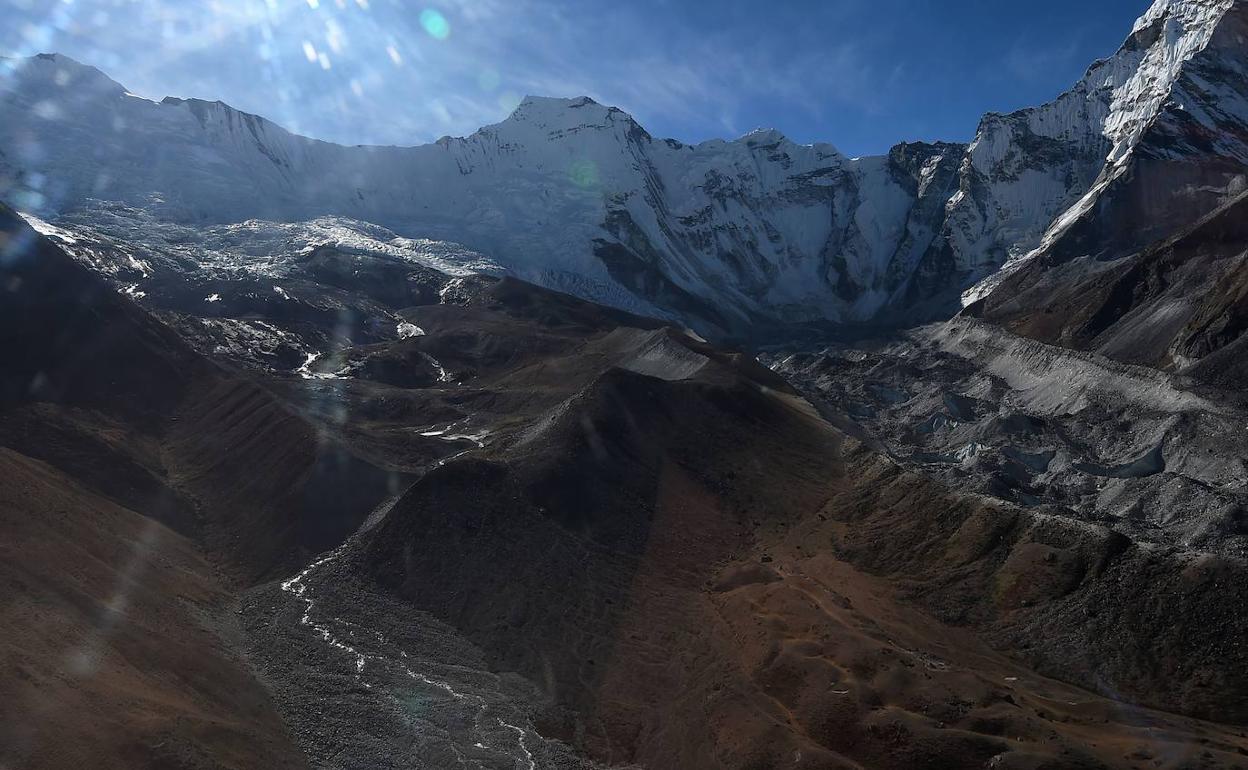 Fotografía aérea tomada el 22 de noviembre de 2018 muestra un glaciar en la región del Everest de Nepal, en el distrito de Solukhumbu, a unos 140 km al noreste de Katmandú.