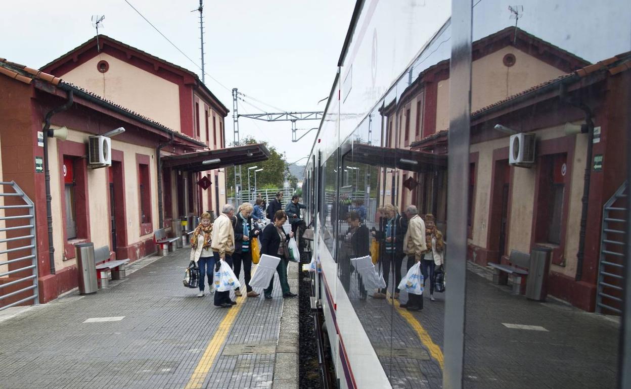 Imagen de archivo de pasajeros subiéndose al tren en la estación de Renedo.