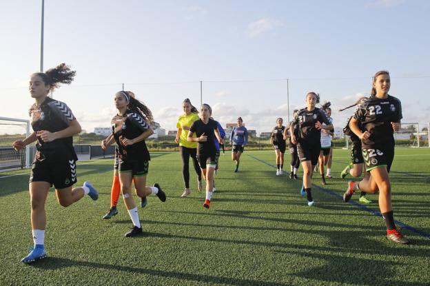 Las jugadoras del Racing se ejercitan durante una sesión de entrenamiento en las Instalaciones Nando Yosu.