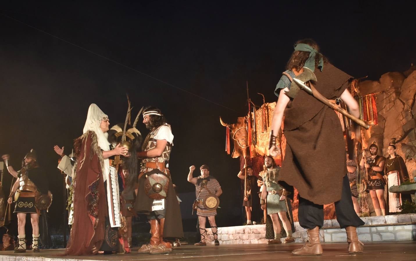 Los 13 jefes de clanes sellaron la declaración de guerra a Roma y, encomendándose a druidas y dioses, unificaron sus fuerzas bajo el mando de Corocotta