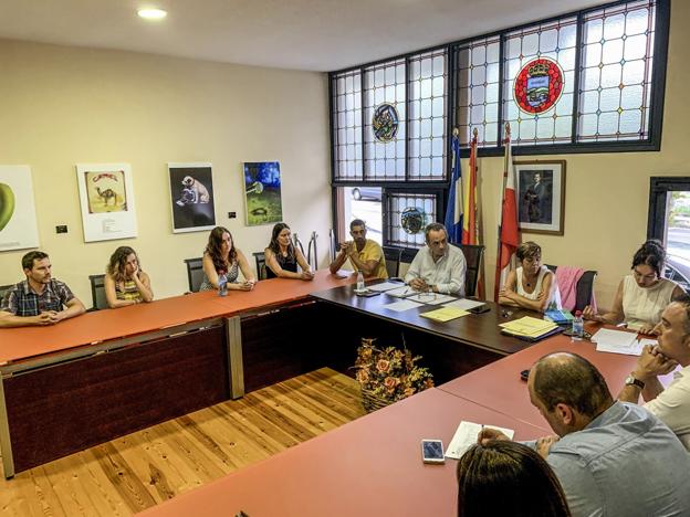 El alcalde, Santiago Rego, en el centro, junto a dos miembros del equipo de gobierno (ULP). 