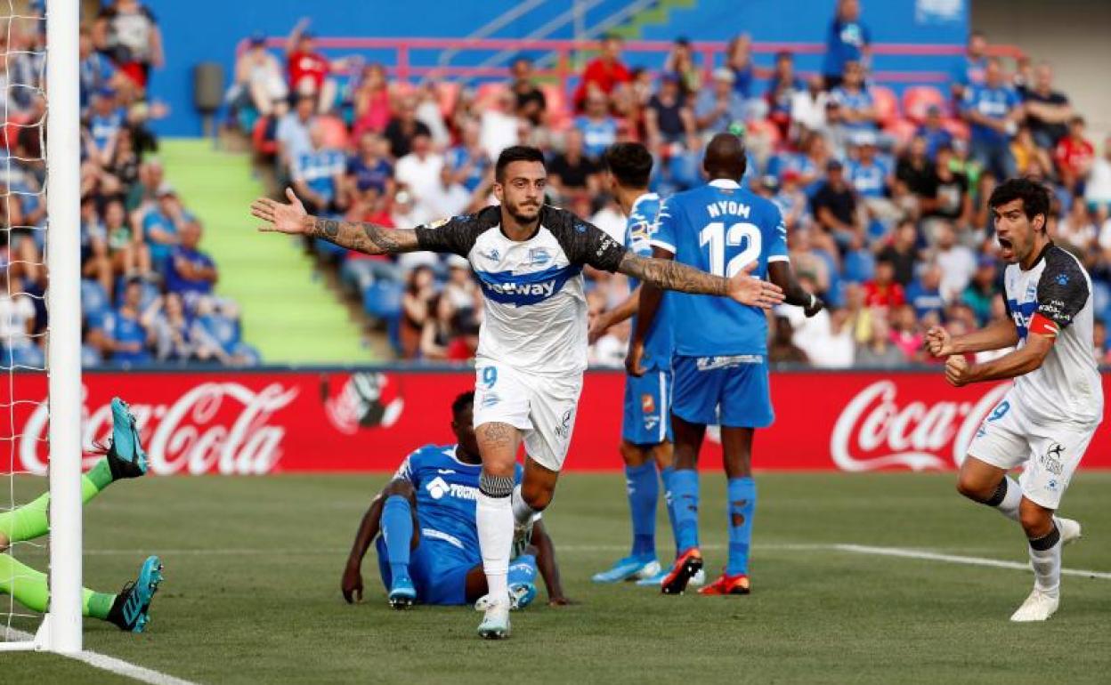 Joselu celebra su gol ante el Getafe.