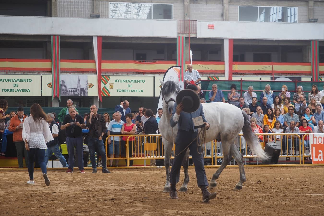 El público abarrotó las gradas para presenciar el concurso de pura raza española