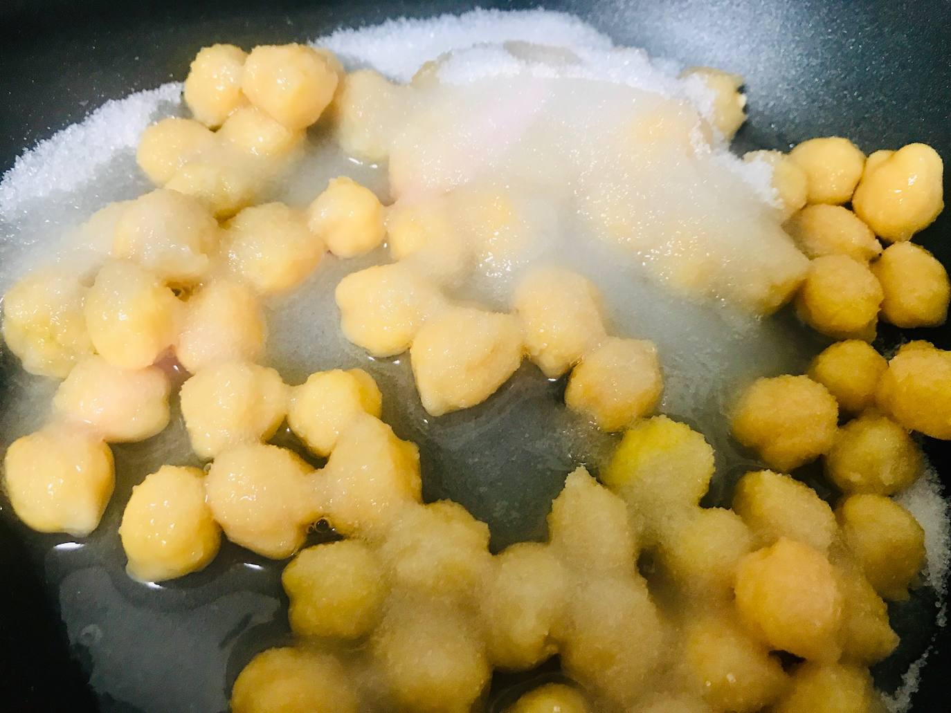 TOSTADAS DE AGUACATE Y GARBANZOS CARAMELIZADOS. 3-Añadir dos cucharadas de agua. 