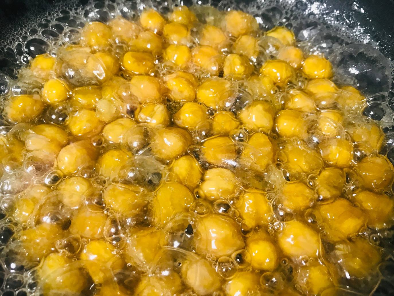 TOSTADAS DE AGUACATE Y GARBANZOS CARAMELIZADOS. 5-Cuando cojan color miel retirar del fuego y remover con mucho cuidado.