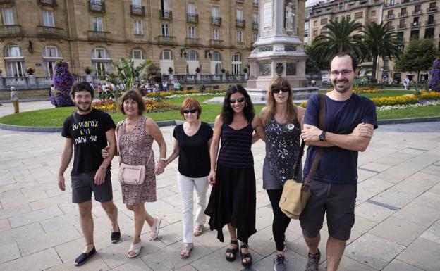 Rafa, Begoña, Silvia, Nekane y Javi, ayer en Donostia. 