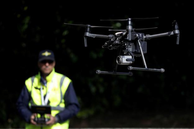 Un operario controla el dron de la DGT. 