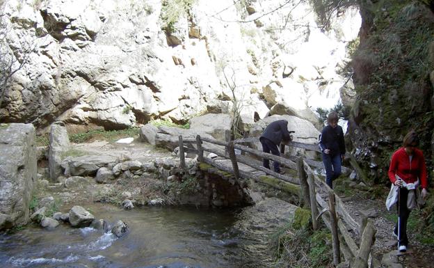 Hay varios puentes para cruzar de izquierda a derecha durante el camino.