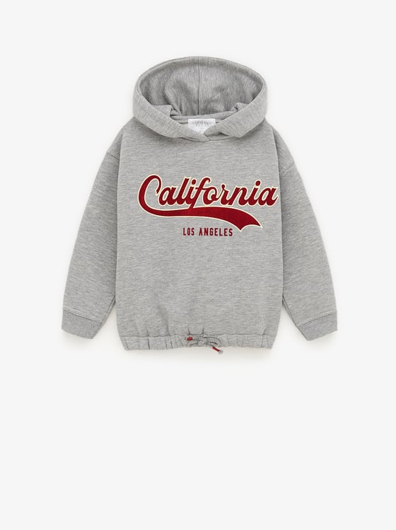 Sudadera ‘California’ gris, de Zara (15,95 euros).