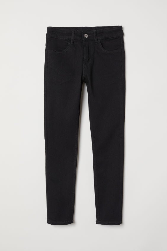 Pantalones pitillo negros, de H&M Kids (9,99 euros).