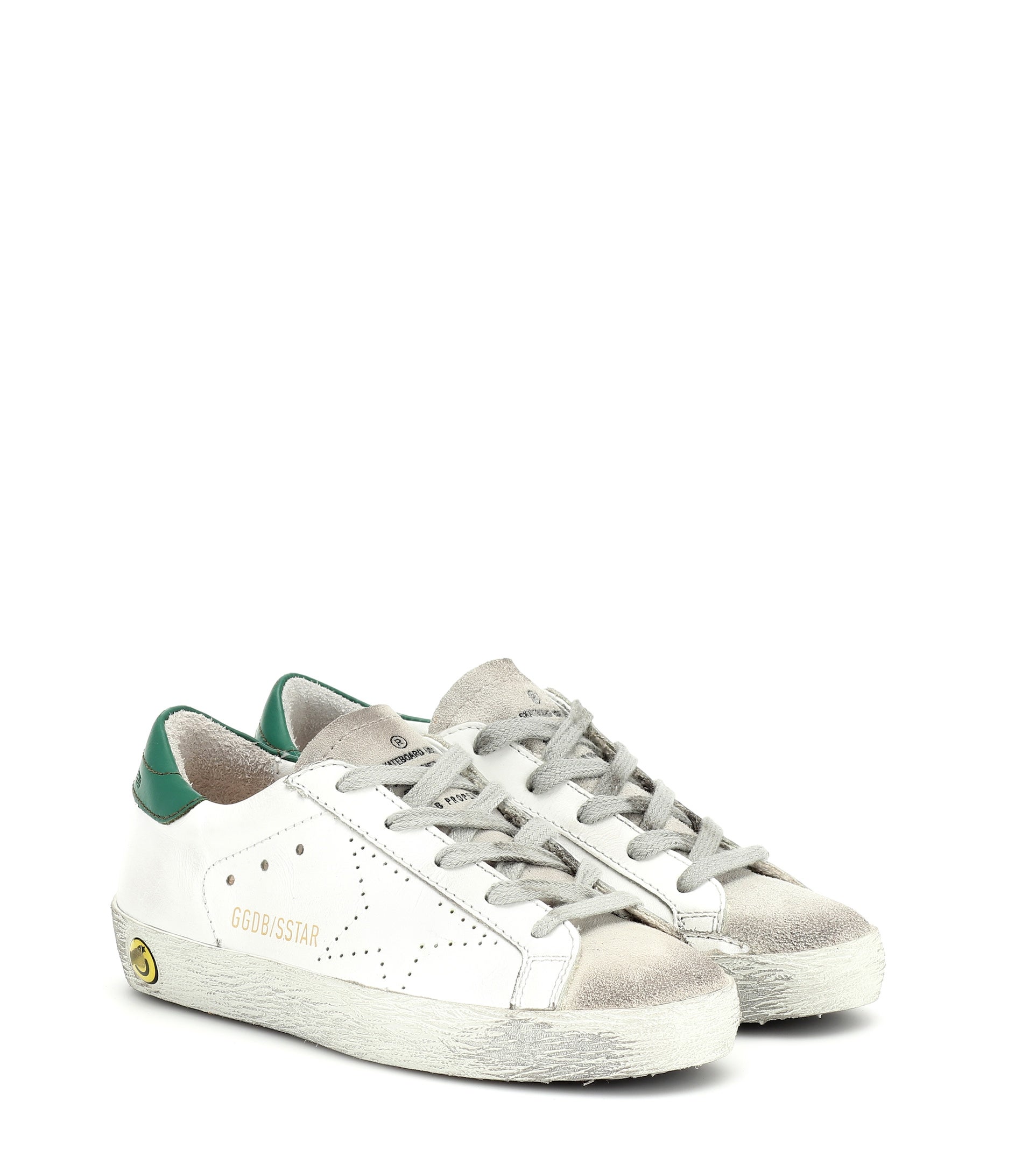 Zapatillas blancas, de Golden Goose (175 euros).