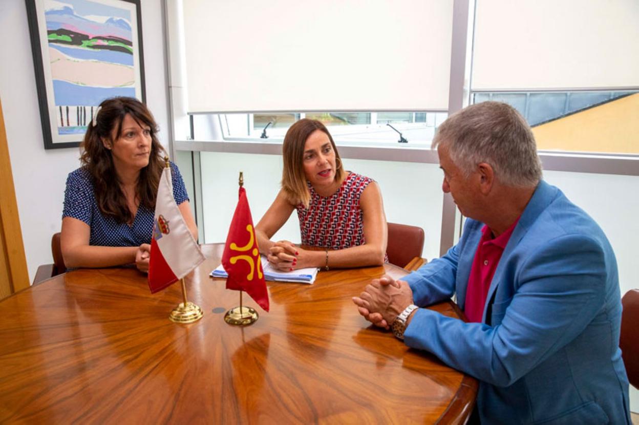 Imagen de la reunión entre la consejera de Presidencia y el alcalde de Villaescusa esta semana. :