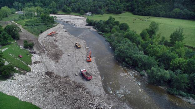 La maquinaria pesada trabaja en el cauce del río Saja, cerca del pueblo de Terán.