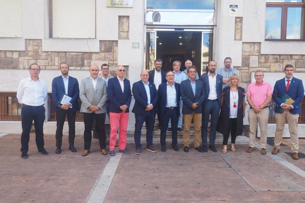 Representantes de la Consejería de Transporte, la Universidad y los municipios, este lunes, tras la reunión celebrada en Torrelavega. 