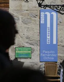 Imagen secundaria 2 - Imágenes de la estatua y el museo de Paquito Fernández Ochoa. 