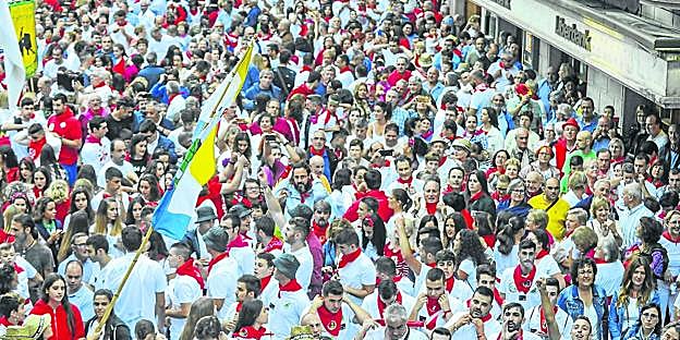Miles de personas abarrotan las calles de Ampuero durante los festejos. 