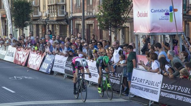 Galván (izquierda) y Echeverria, entran al sprint en la meta de Maliaño.: